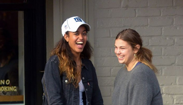 Borítókép: Obama lánya egész nap a rosét locsolta - a szájába