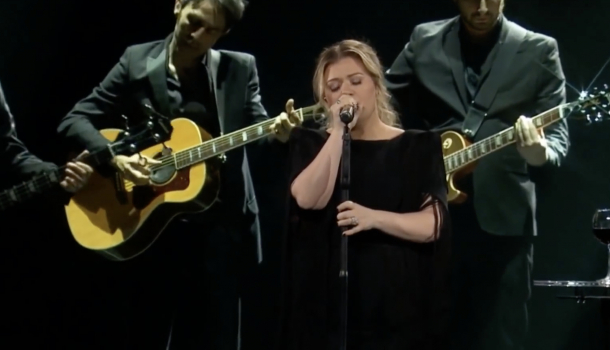 Borítókép: Neked is meg kell hallgatnod Kelly Clarkson Shallow feldolgozását! Sokak szerint jobb, mint az eredeti!