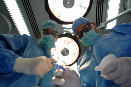 kórház,műtő,műtét,orvosok,műtőlámpa,operáció