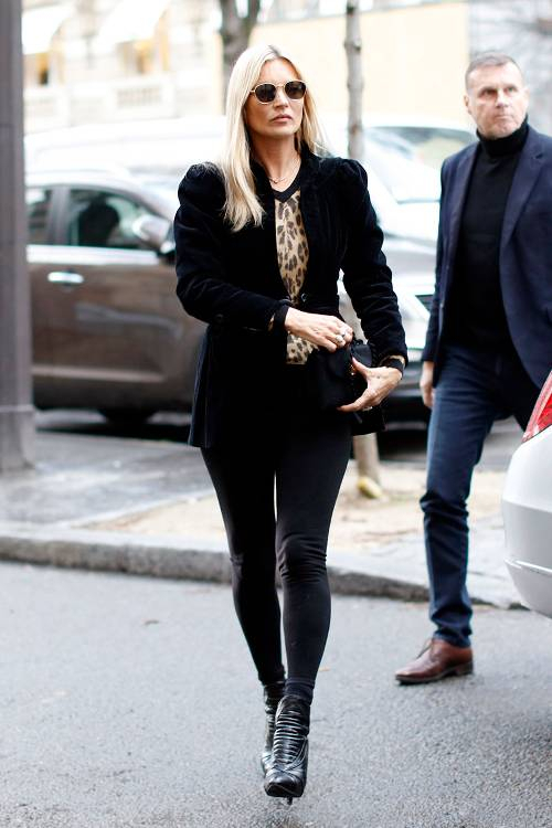 Kate Moss,modell,fekete,fekete outfit,szexi fekete szett,elegáns,szőke nő,leggings