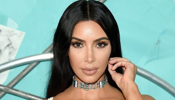 Borítókép: Kim Kardashianon a haját nézzük, vagy az áttetsző fölsőjét?