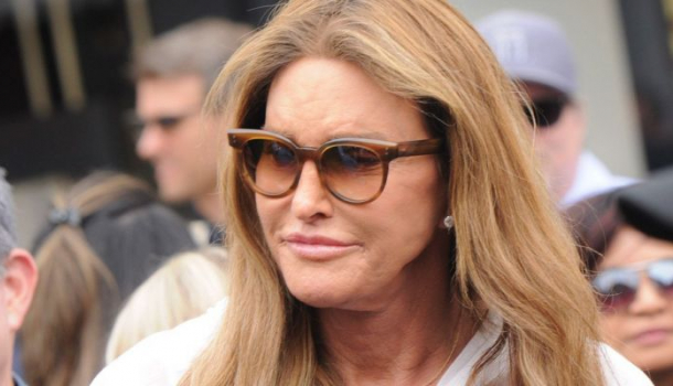 Borítókép: Caitlyn Jenner már sminkben várja, hogy induljon az Oscar-gálára