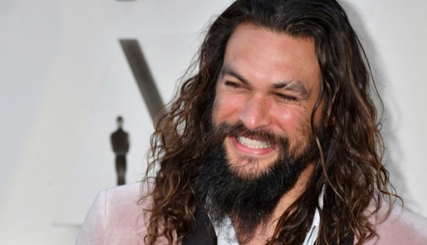 Borítókép: Jason Momoa ruhája az elhunyt tervező egyik utolsó munkája volt