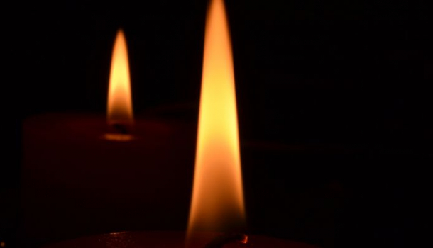 Borítókép: Könnyfakasztó, ahogy ez a két kislány az anyukájának énekel