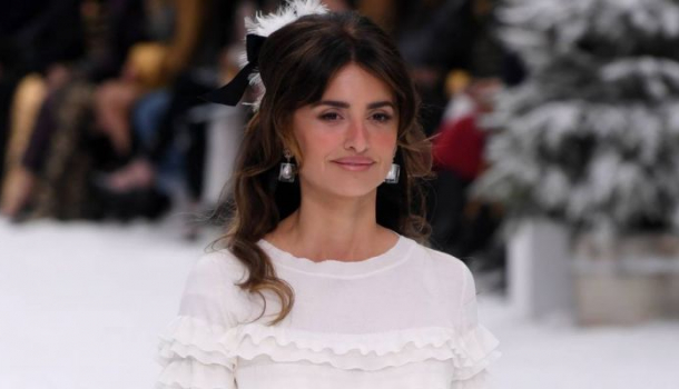 Borítókép: Penélope Cruz épp most sétált végig a kifutón az utolsó Lagerfeld tervezte Chanel shown. 