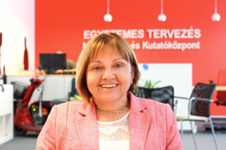 Borítókép: Az örök optimista közösségépítő, akinek a mosolya a legnagyobb fegyvere