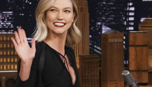 Borítókép: A modell feketében is tündöklően szép