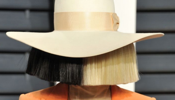 Borítókép: Wow, nem is emlékeztünk, hogy milyen csinos Sia paróka nélkül!