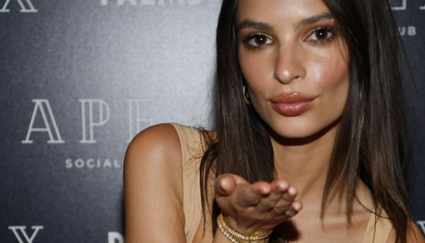 Borítókép: Áhhá! Szóval ide rejtette Emily Ratajkowski a meztelenségét 