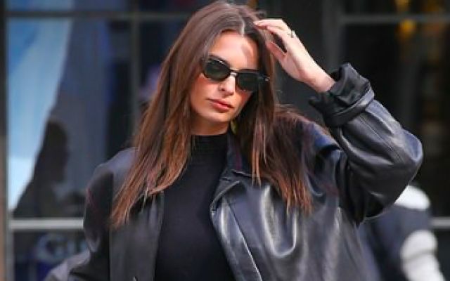 Emily Ratajkowski,bőrkabát,fekete napszemüveg