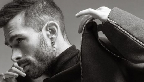 Borítókép: BYEALEX Karl Lagerfeld hasitasiban menőzött