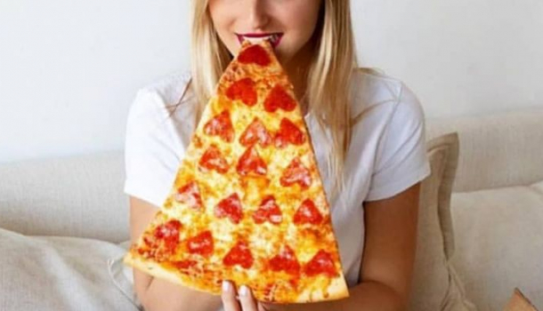Borítókép: Foodporn: pózolj pizzával fehérneműben