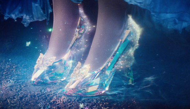 Borítókép: Hamupipőke sírva könyörögne ezekért a cipőkért