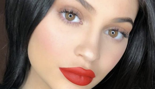 Borítókép: Kylie Jenner szája vagy Kim Kardashian teste?! Nehéz kérdés!