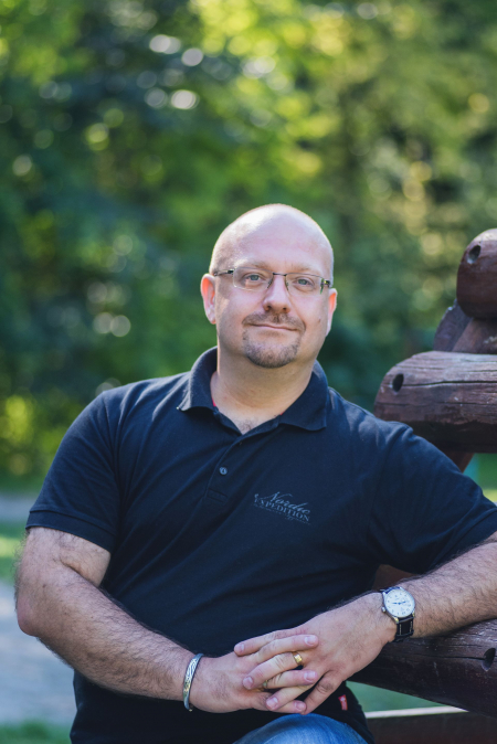 Borítókép: „Bocs a késésért, a válóperes ügyvédtől jövünk” – Kozma-Vízkeleti Dániel család-pszichoterapeuta