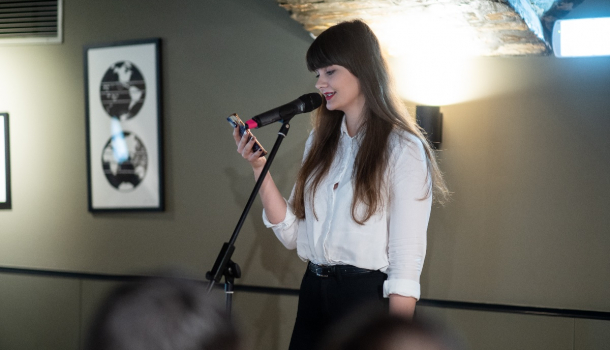 Borítókép: A jövő költőit mentorálja a Starbucks