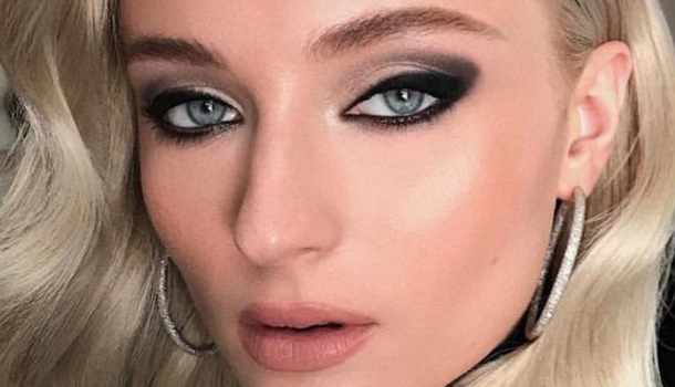 Borítókép: Sophie Turner kedvence tavaszra