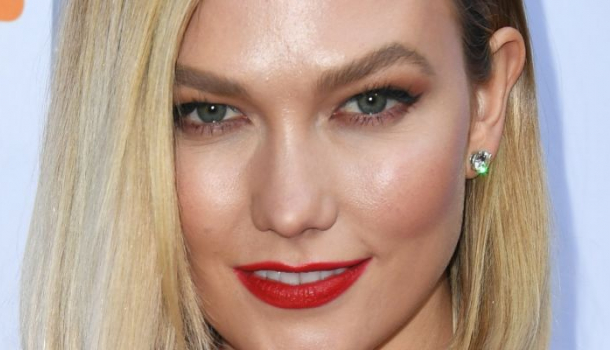 Borítókép: Karlie Kloss vörösben