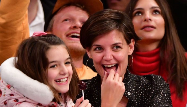 Borítókép: Suri Cruise nem aprózza el, ha táskáról van szó