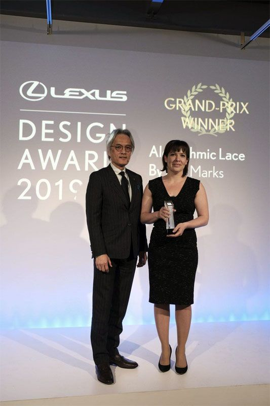 Lisa Marksnak Yoshihiro Sawa, a Lexus International elnöke adta át a Lexus design nagydíját.