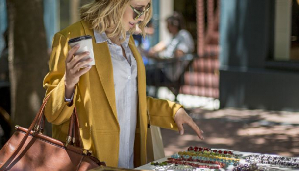 Borítókép: Nem hiszed el milyen ruhákat vásárol a főszerkesztő! 