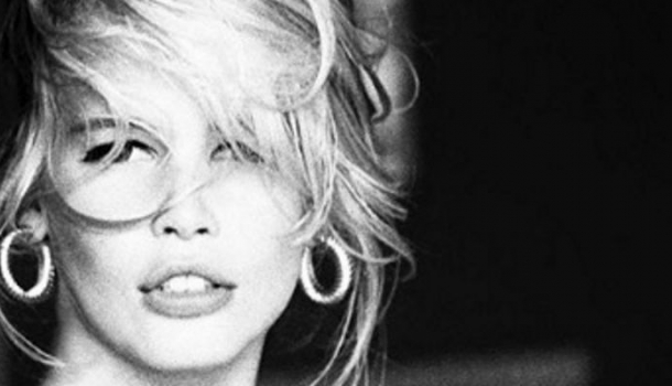 Borítókép: Így fest most Claudia Schiffer