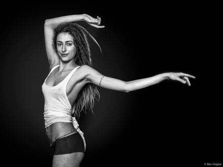 Borítókép: Világhíres lett a szőrös hónaljú lányokról készült fotósorozat