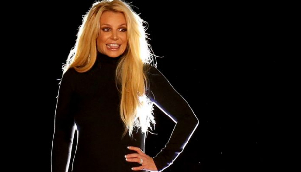 Borítókép: Britney Spears bikiniben jógázik- miben másban?