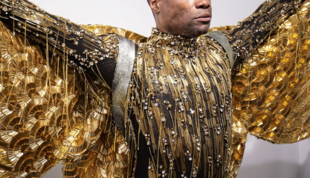 Borítókép: Billy Portert hat félmeztelen férfi cipelte