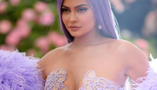 Borítókép: Kylie Jenner fittyet hány a jóízlésre is