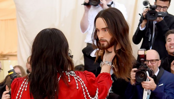 Borítókép: Az énekes a kezében vitte a fejét a MET-gálára