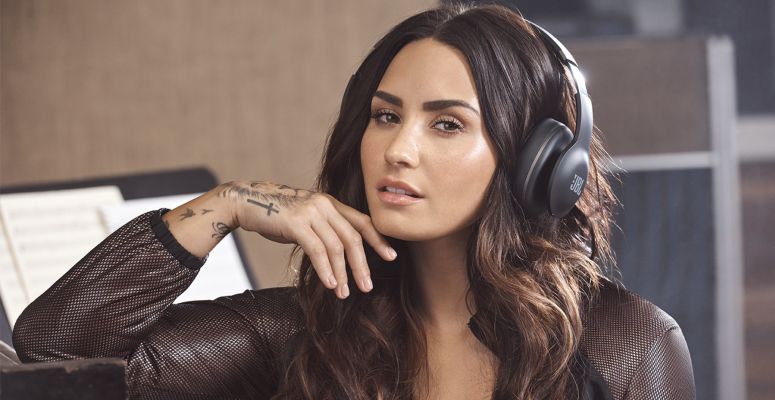 demi lovato,fejhallgato