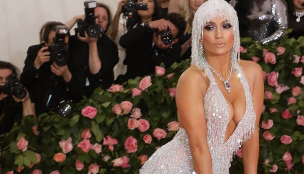 Borítókép: Jennifer Lopez brutál combvillantásai 