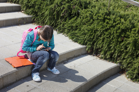 Borítókép: Minden sms 18 kilós terhelés a gyerek gerincén