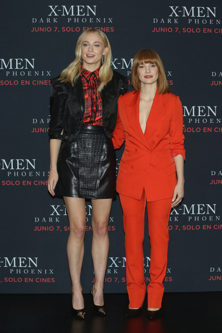 Borítókép: Sophie Turnernek olyan hosszú a combja, hogy nincs is vége