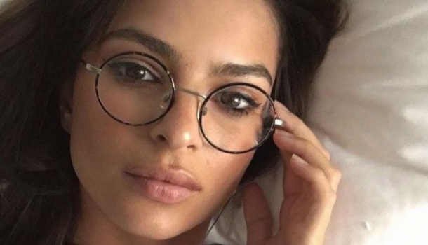 Borítókép: Emily Ratajkowskit csak egy flamingóvirág takarja