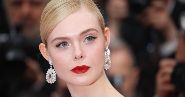 Elle Fanning Cannes-ban viselt ruháját 450 órán át készítették - Nem semmi a végeredmény!