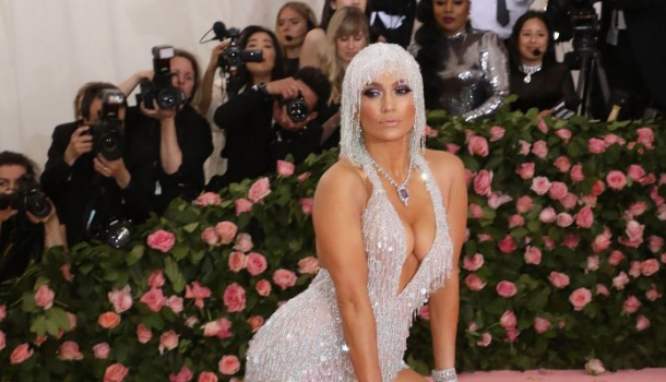 Borítókép: Jennifer Lopez brutál combvillantásai 