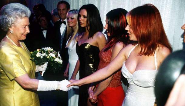 Borítókép: Mit viseltek hírességek, amikor a királynővel találkoztak?