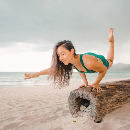 Borítókép: Egy jógaoktató megmutatja, mire képes az emberi test