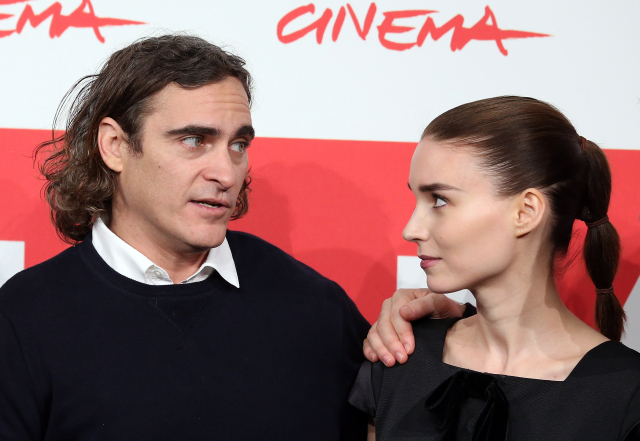 Rooney Mara és Joaquin Phoenix 2013-ban még kollégaként, A nő című film premierjén