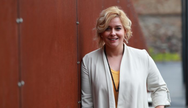 Borítókép: Wossala Rozina a grillezést népszerűsíti