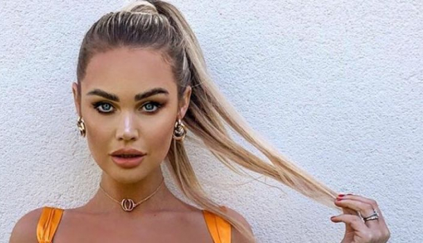 Borítókép: Messziről olyan, mintha jó nő lenne...