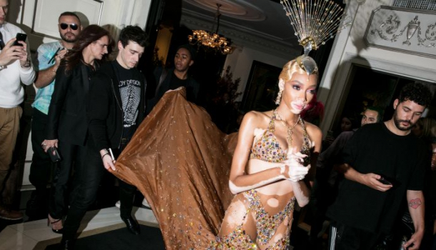 Borítókép: Winnie Harlow rózsaszínbe öltözve se semmi 