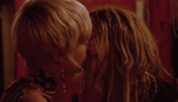 Borítókép: Őrült szexi csókkal köszöntötte barátnőjét a modell