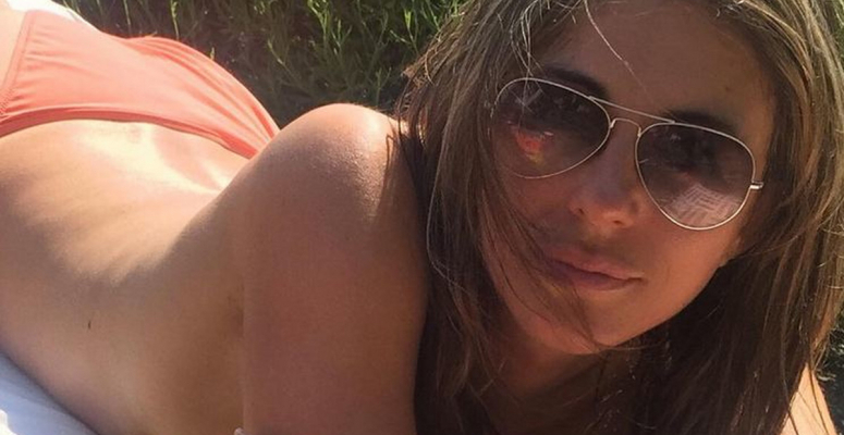 elizabeth hurley,fekszik,félmeztelen nő,50-es nő,milf,mit vegy fel a strandra,topless