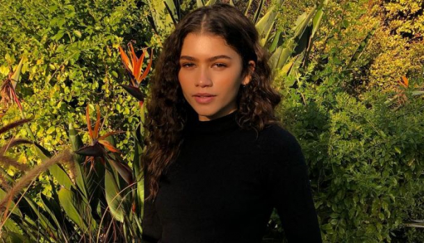 Borítókép: Piros hajjal virít a fiatal színésznő