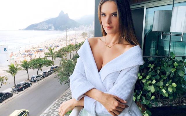 Alessandra Ambrosio,modell,balkonon áll,balkonszefi