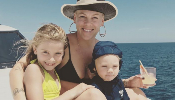 Borítókép: Nagyon megható lett Pink legújabb videoklippje