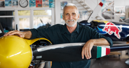 Borítókép: „Csendes erő és könnyű kezelhetőség" - Besenyei Péter akkumulátoros kerti gépei és legújabb elektromos kisrepülőgépe